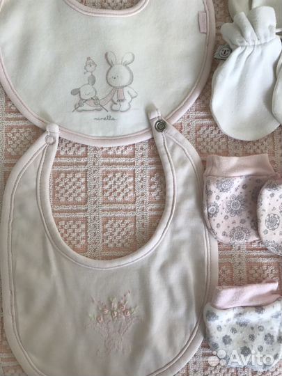 Шапки, слюнявчики и царапки от рождения до года