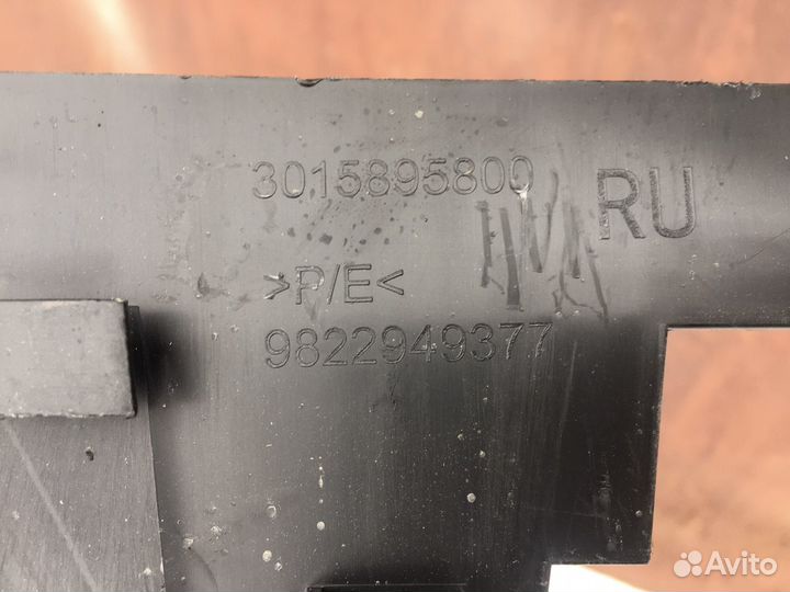 Усилитель переднего бампера пластиковый Peugeot Tr