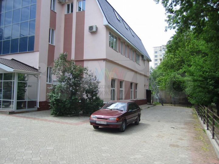 Здание с собственной парковкой на Проспекте