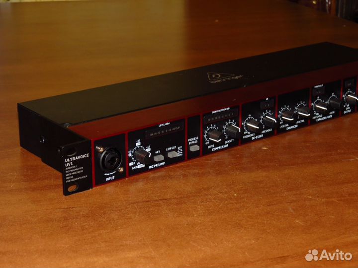Behringer UV1 - Микрофонный преамп