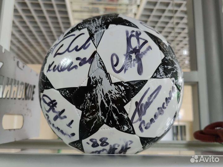 Футбольный мяч с автографами кубка легенд 2023