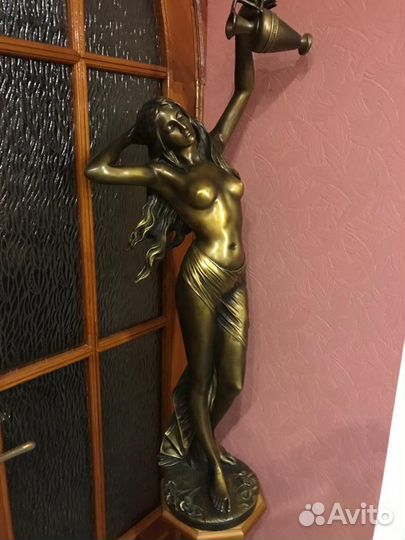 Статуя Девушка с кувшином