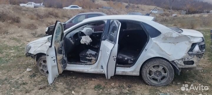 Volkswagen Polo 1.6 МТ, 2017, битый, 200 000 км