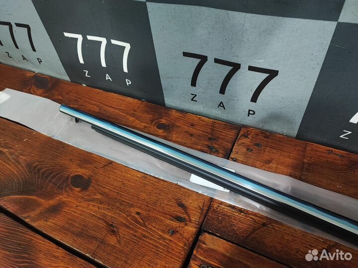 Молдинг стекла переднего правого Camry XV70 Новый