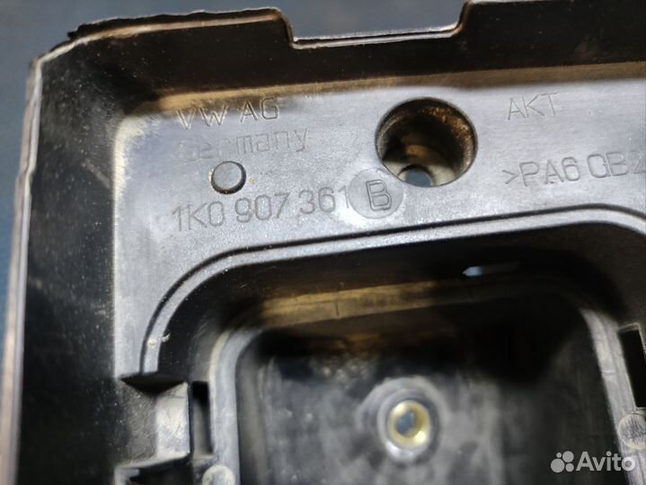 Кронштейн блока предохранителей vw passat CC