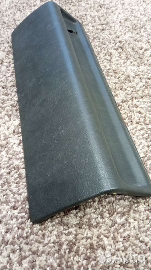 Крышка предохранителей скамейки третьей серии