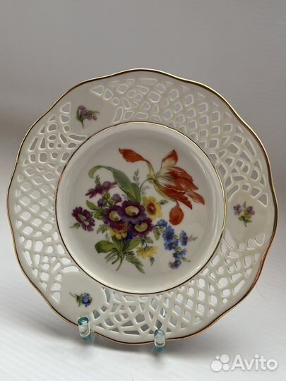 Резной фарфор. Тарелки, чайные тройки