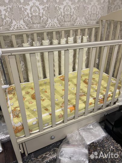 Детская кроватка с маятником и ящиком