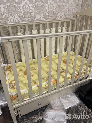 Детская кроватка с маятником и ящиком