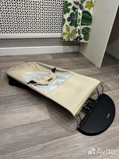 Оригинальный шезлонг BabyBjorn с игрушкой