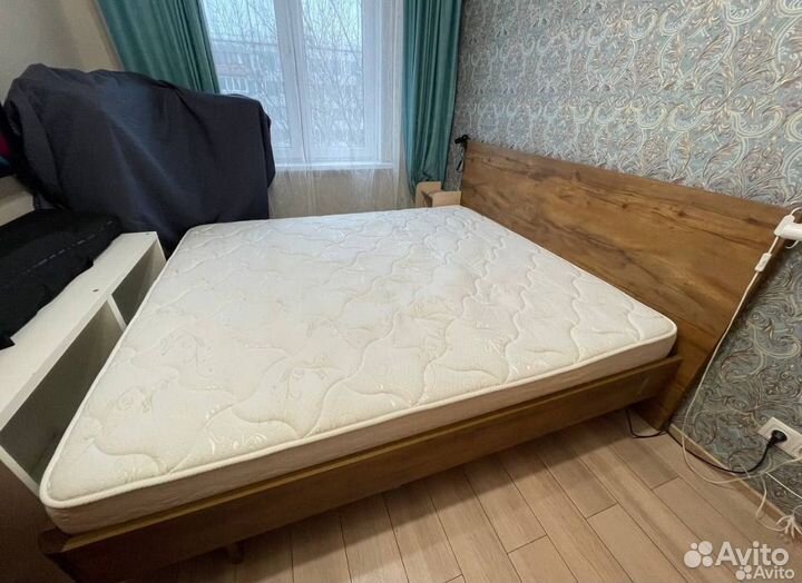 Кровать двухспальная с матрасом 180х200