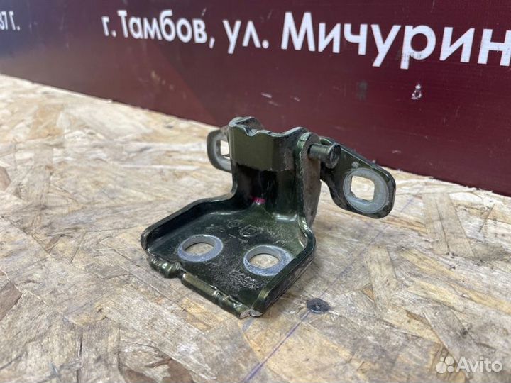 Петля двери задняя правая Renault Duster