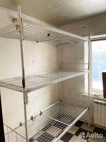 Трехярусная металлическая кровать