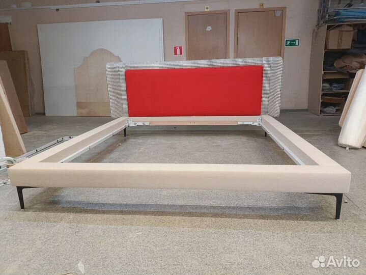 Дизайнерская кровать с мягким изголовьем