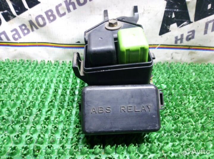 Блок предохранителей под капот Toyota Camry SV41