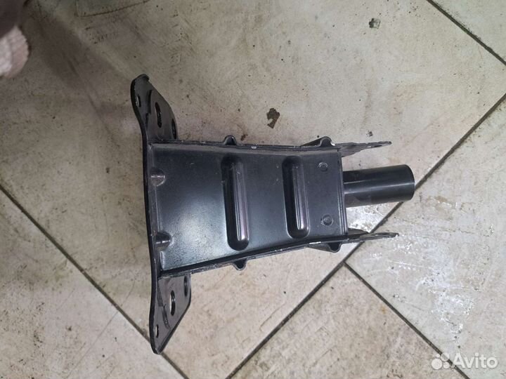 Кронштейн переднего усилителя правый ауди а3 8р