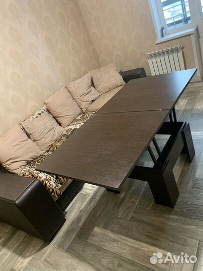 Диван и стол