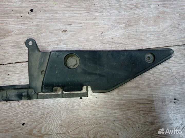 Крепление радиатора верхнее на BMW X5 Е53