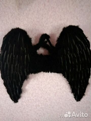 Крылья из черных перьев