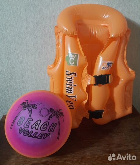 Детский надувной жилет на 2-3 года и пляжный мяч