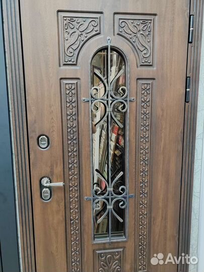 Входная уличная дверь с окном и ковкой 
