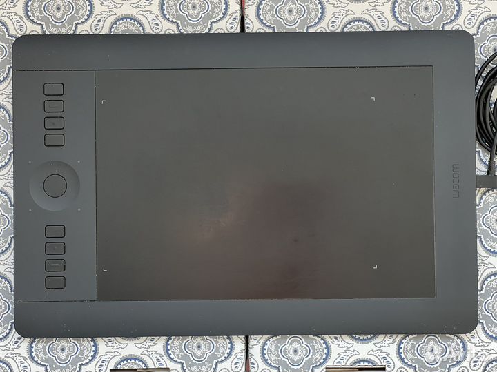 Графический планшет Wacom Intuos Pro Medium