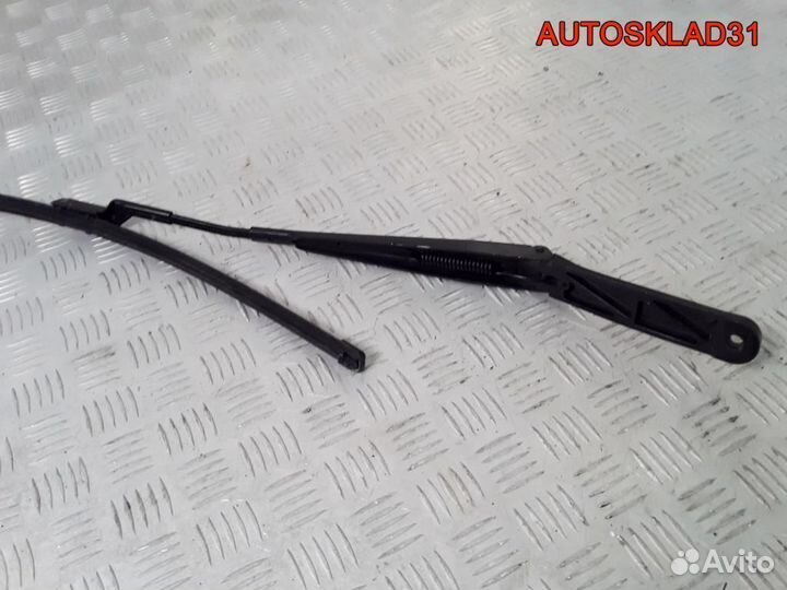 Поводок стеклоочистителя передний левый Passat B6