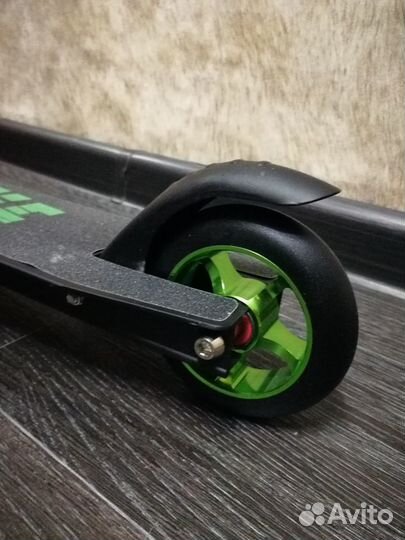 Самокат зелёный трюковой