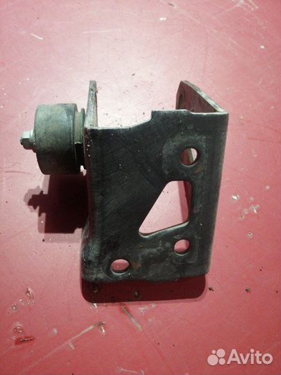Кронштейн опоры двс передний Toyota Corolla E150