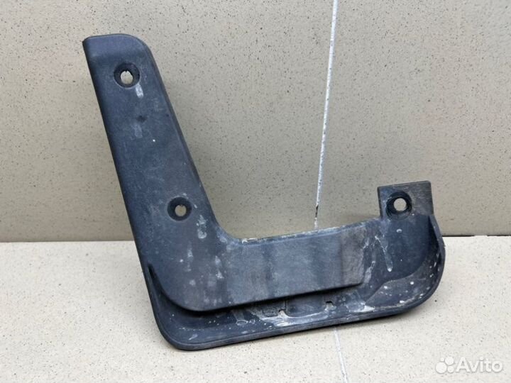 Брызговик передний правый Hyundai Solaris седан