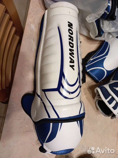 Хоккейная форма новая, клюшка правая, коньки 44