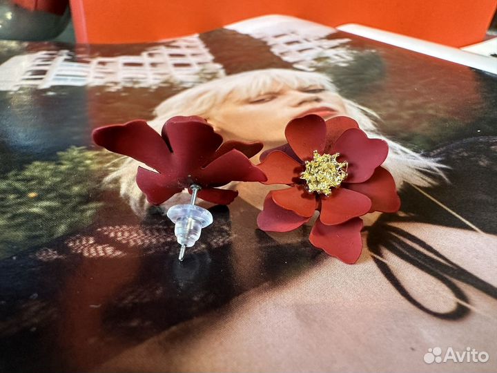 Серьги пусеты цветы белые / красные