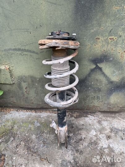 Стойка подвески передняя Nissan Almera N15