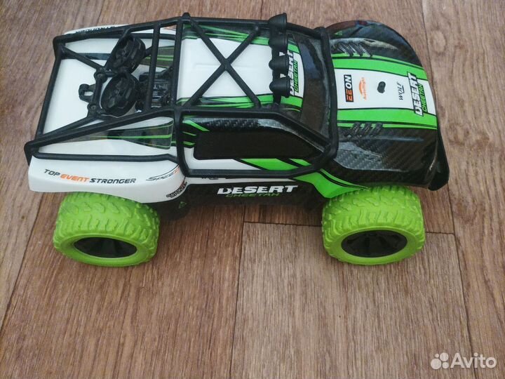 Игрушечная машина на пульте управления