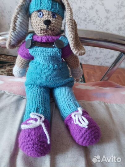 Заяц вязаный ручной работы