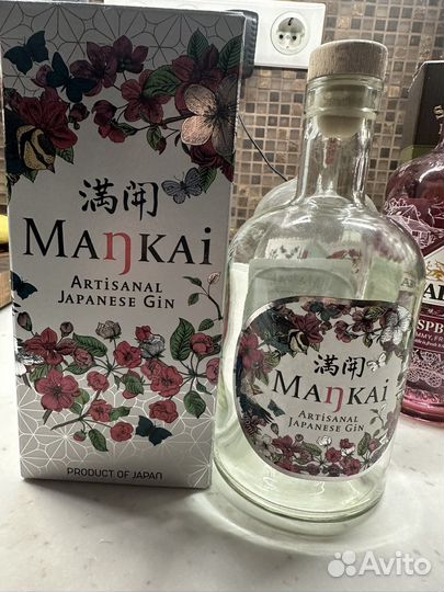 Пустые бутылки, коробки от рома, джина