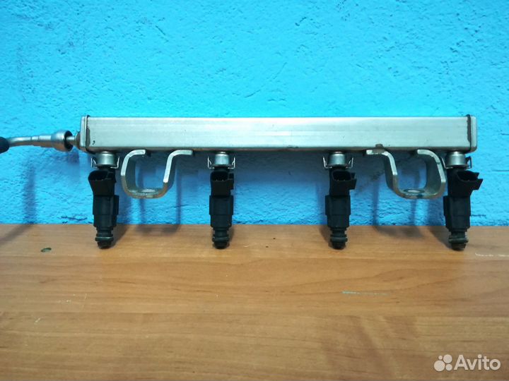 Рампа (рейка ) топливная с форсунками форд 1356996