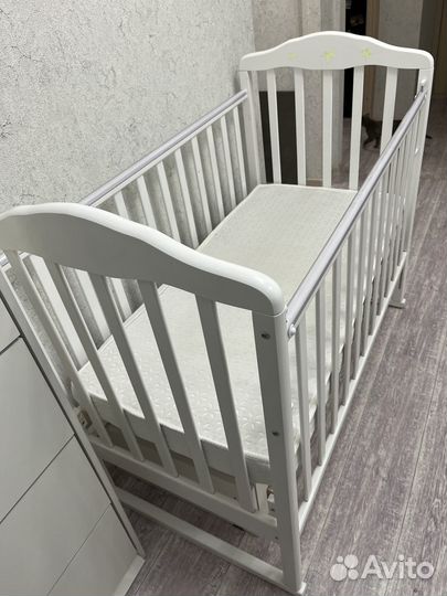 Детская кроватка с маятником и ящиком