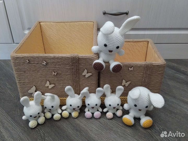 Коробка ручной работы из джута и игрушки вязаные