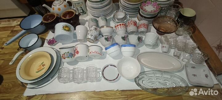 Кухонная посуда, тарелки блюдца, стаканы и чашки