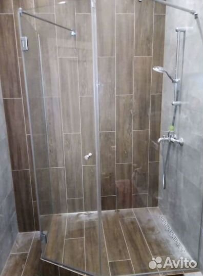 Стеклянная шторка для душевой