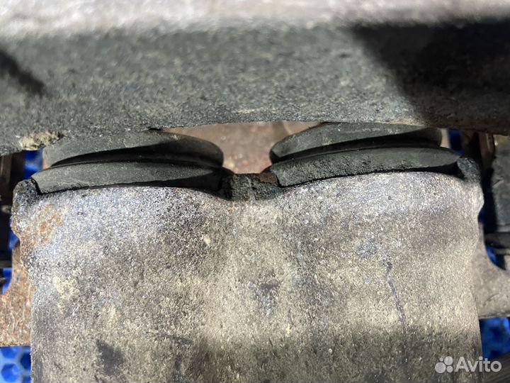 Суппорт передний левый Toyota Sienna 3