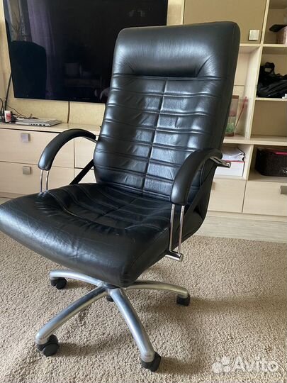 Офисное кожаное кресло