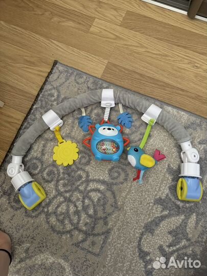 Игровая дуга с игрушками