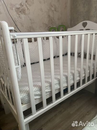 Детская кроватка с маятником