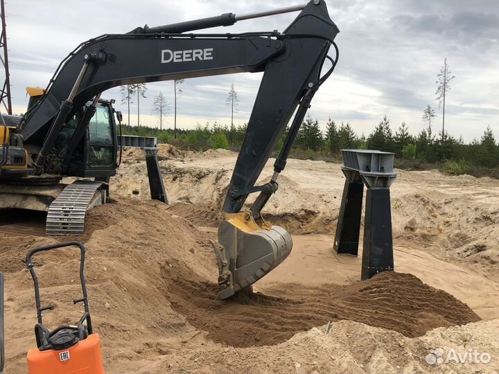 Гусеничный экскаватор John Deere E210 LC, 2013