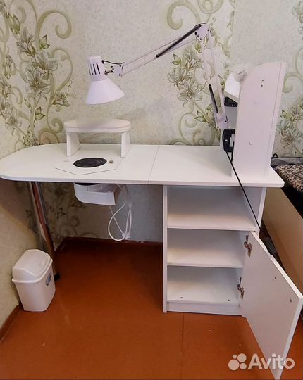 Маникюрный стол с пылесосом