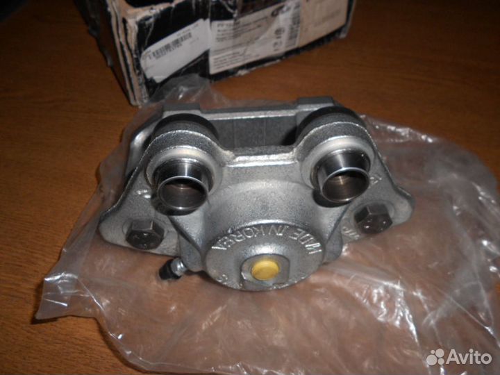 Opel Ascona/Kadett Суппорт передний правый Новый