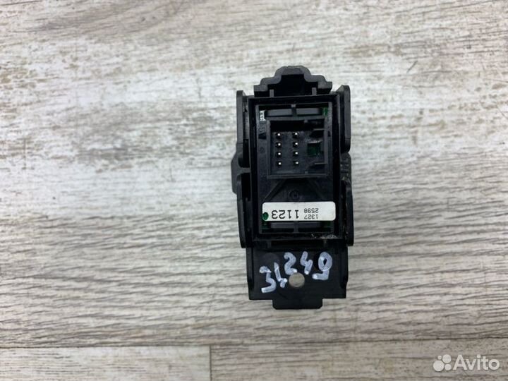 Кнопка стояночного тормоза Opel Insignia седан