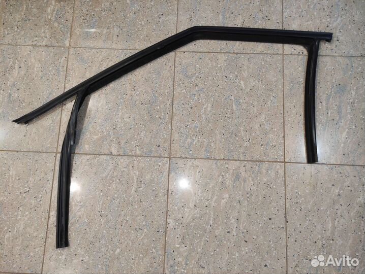 Уплотнитель стекла водительской двери Fabia 2